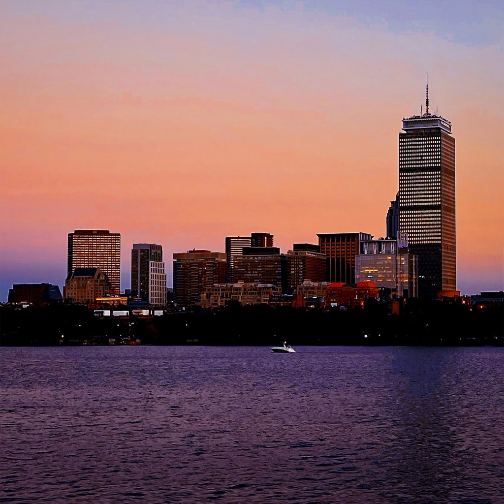 MIT Skyline Boston是市區最好到達的波士頓天際線拍照景點，建議逛完MIT大圓頂後沿著查爾斯河散步過去，大概5分鐘步行時間就可以看到經典的波士頓天際線。