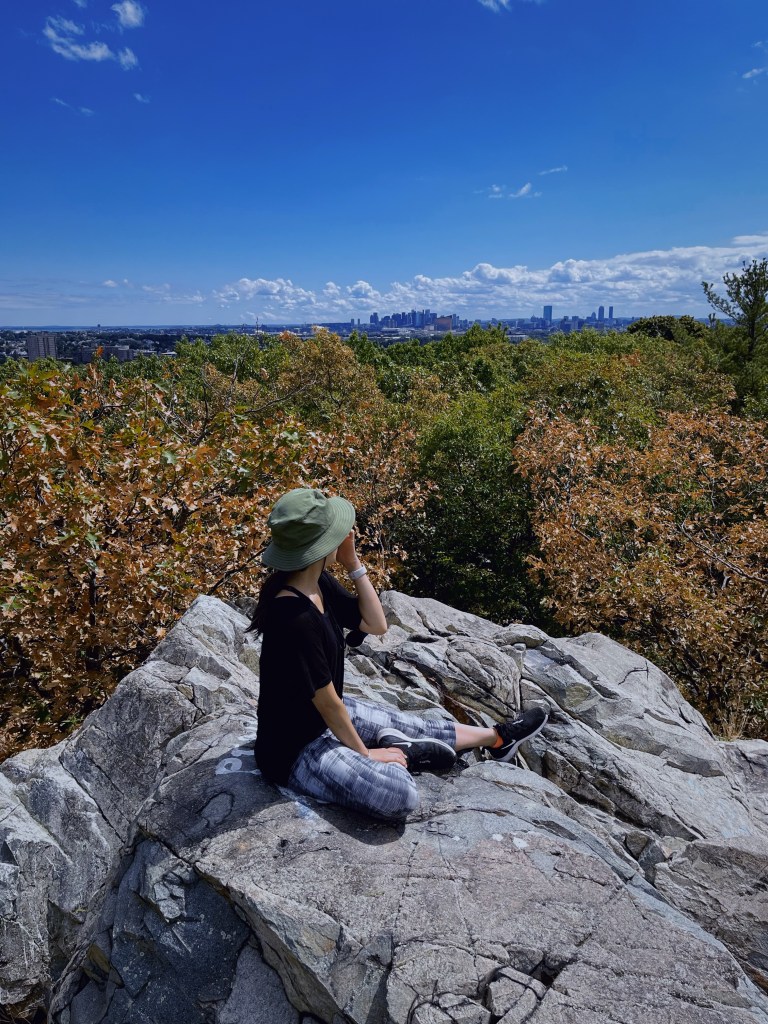 Pinnacle Rock這個波士頓天際線拍照景點專屬喜歡戶外運動或會去郊山散步的人，雖然說是小山，但我第一次只穿了平底鞋也走得完。另外雖然下面照片的天際線不這麼明顯，但實際上用肉眼看還蠻壯觀的。照片是我去爬山時用手機拍的，如果有專業相機的人應該可以拍出網美等級的時尚大片。