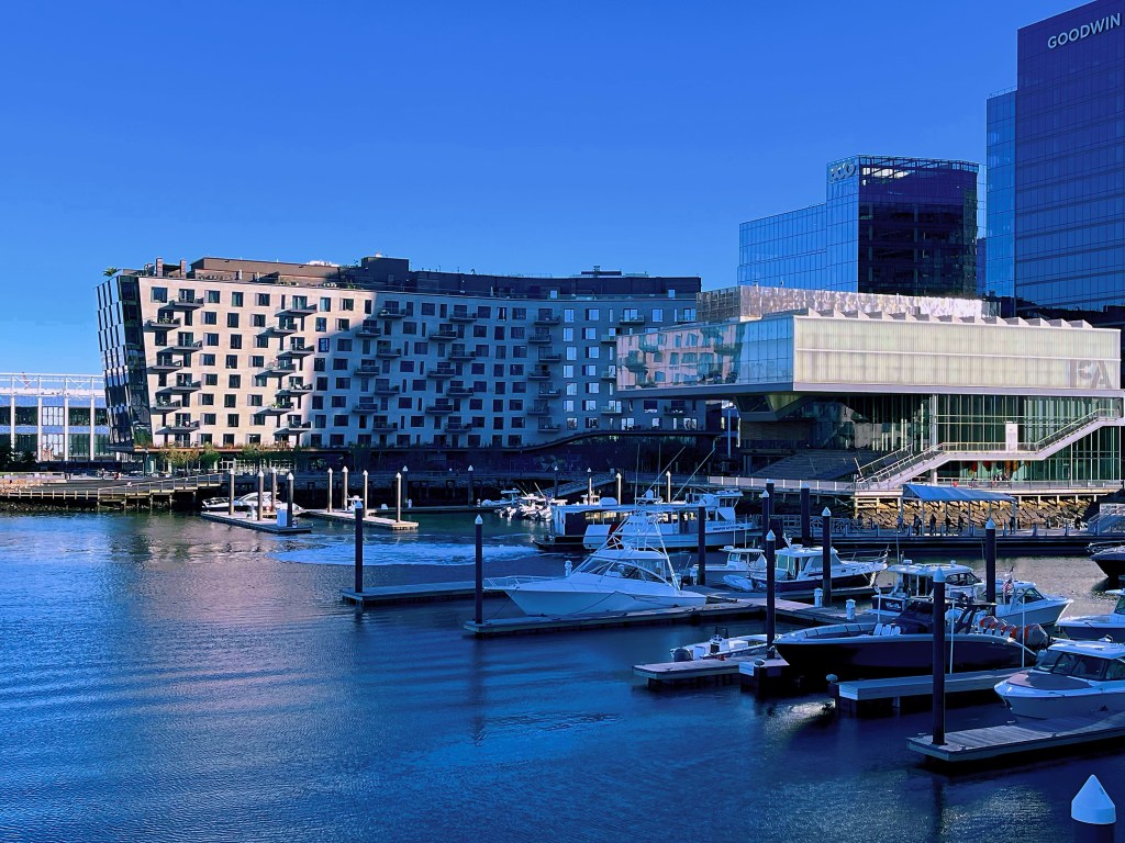 波士頓當代藝術美術館(The Institute of Contemporary Art | Boston ICA) 室外面河岸的地方，波士頓當代藝術美術館(ICA)設計了階梯式的座位，讓經過的人們可以傍著波士頓當代藝術美術館(ICA)吹的徐徐微風，感受波士頓難得的悠閒氣息。