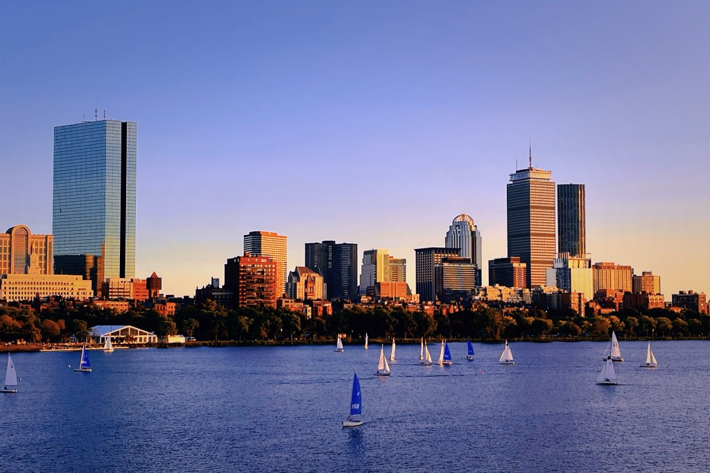 Longfellow Bridge 搭車到地鐵紅線的Charles/MGH或Kendall/MIT站，出站步行5-10分鐘即可看到波士頓天際線。Longfellow Bridge (朗費羅橋)事實上算是私房拍照景點，橋上平常沒什麼遊客，大部分是慢跑的人潮，所以可以不用搶位輕鬆拍出波士頓的天際線美景。