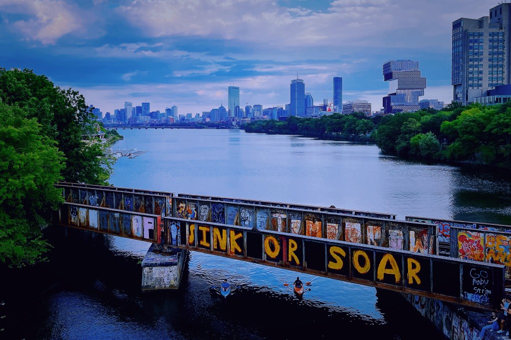 Boston University Bridge這個橋在波士頓大學主校區再過區一點，跨越查爾斯河連接Allston跟Cambridgeport。橋面主要都是往來的車輛，幾乎沒有步行人潮，但可以從Allston的角度把波士頓大學的建築也都拍進去，是波士頓天際線的小眾私房拍照景點。