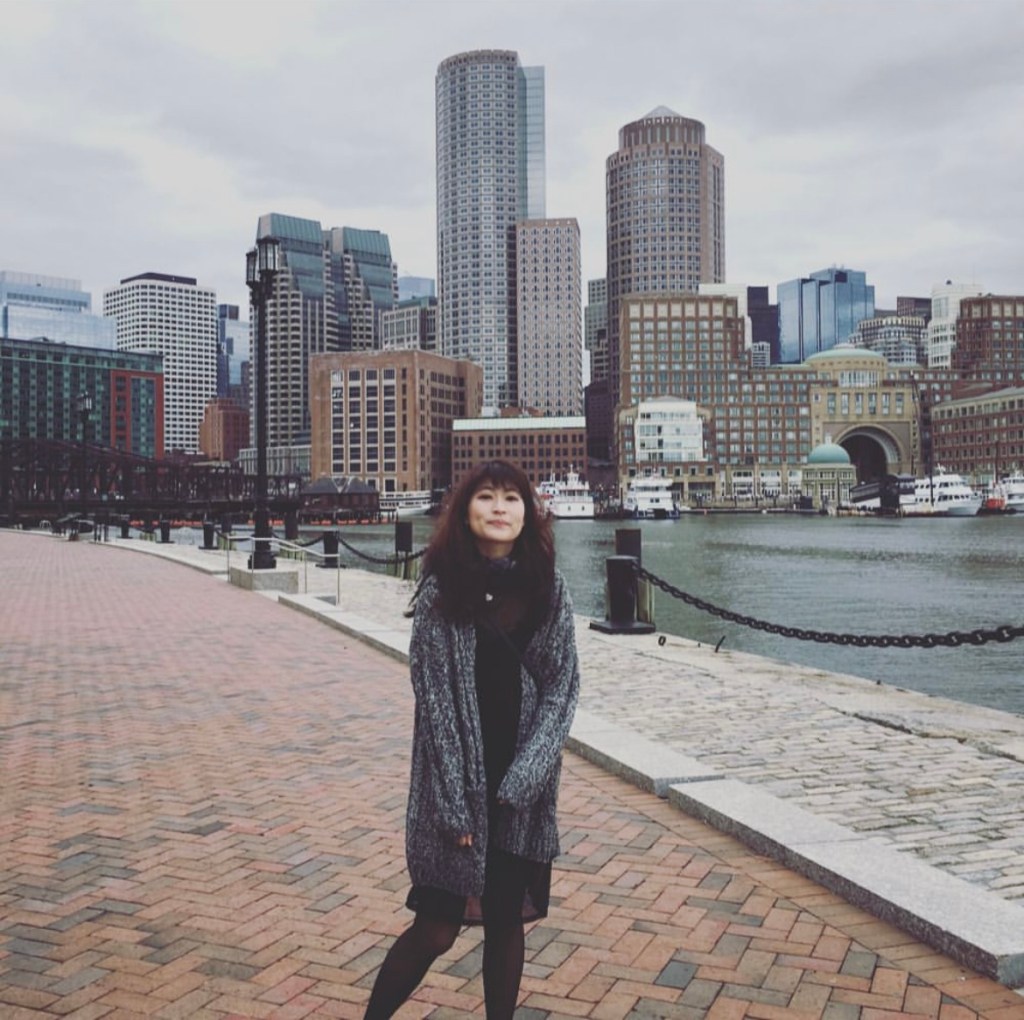 Seaport 在我第一次發現這個波士頓天際線拍照景點時四周一片荒涼，只能搭Uber過來，悠閒拍照了半小時都沒看到半個人。結果在2019年，疫情前 Seaport突然發狂的發展起來，現在到Seaport 的人潮變多了，除了遊客也有附近高級公寓的居民來散步遛狗。要來這個景點建議搭配好吃的餐廳或ICA當代藝術館的遊覽。