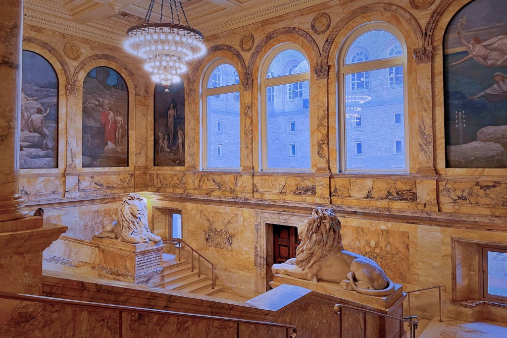 波士頓公共圖書館(Boston Public Library)是美國麻州的第一個市立公共圖書館。如果有機會到訪波士頓，記得把波士頓公共圖書館安排到旅遊行程計畫表裡。