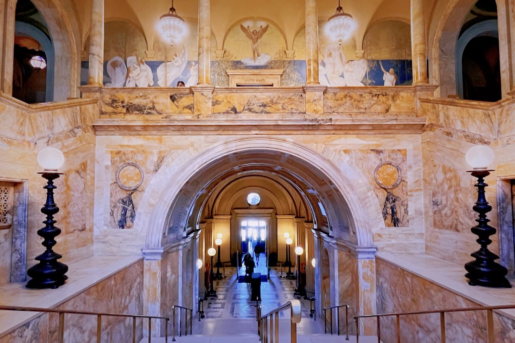 波士頓公共圖書館(Boston Public Library)是美國麻州的第一個市立公共圖書館。如果有機會到訪波士頓，記得把波士頓公共圖書館安排到旅遊行程計畫表裡。