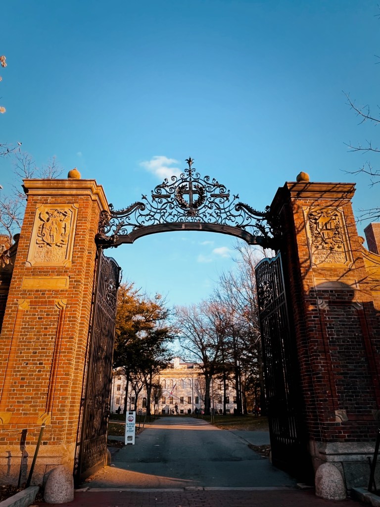 波士頓旅遊，十分建議安排一天的行程在劍橋市參觀哈佛大學、哈佛美術館、MIT 麻省理工學學、查爾斯河散步捕捉天際線美景。
本篇文章整理哈佛大學的三個秘密與Harvard University周邊美食與景點推薦。