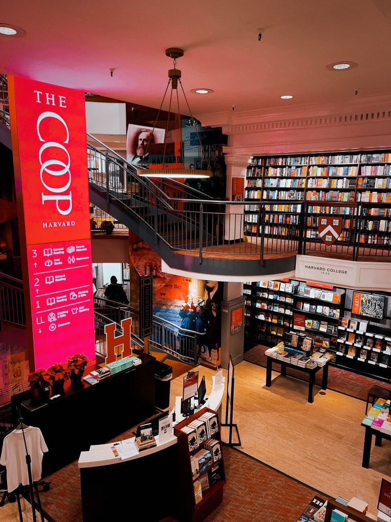 波士頓旅遊，十分建議安排一天的行程在劍橋市參觀哈佛大學、哈佛美術館、MIT 麻省理工學學、查爾斯河散步捕捉天際線美景。
本篇文章整理哈佛大學的三個秘密與Harvard University周邊美食、書店、與景點推薦。