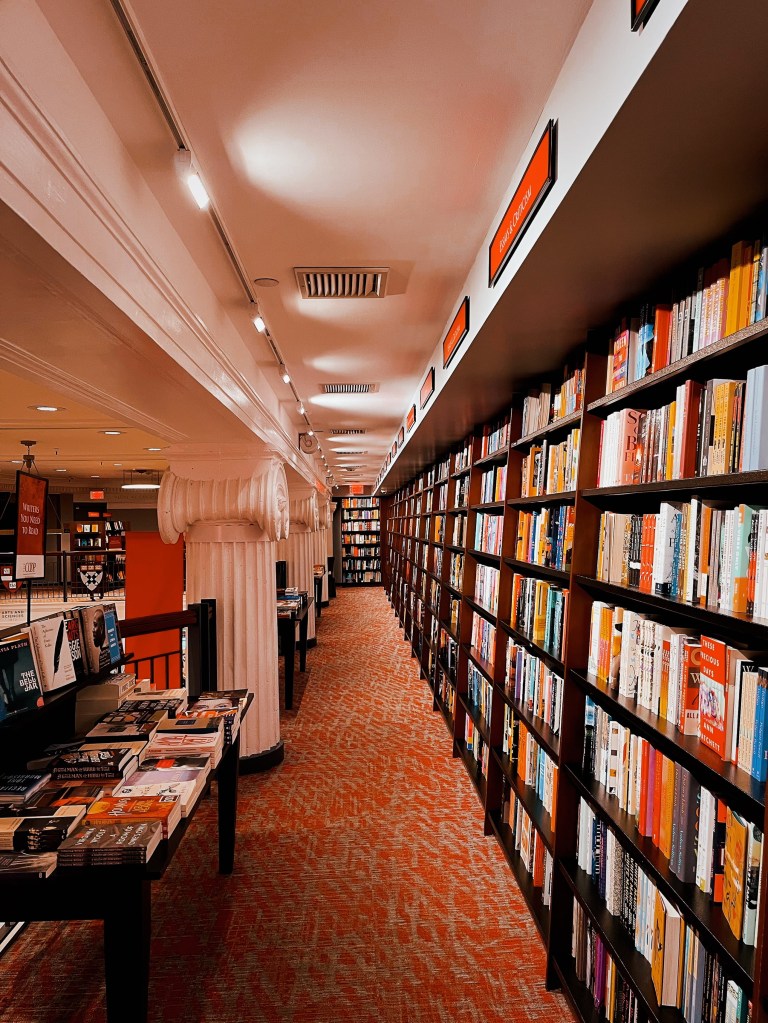 波士頓旅遊，十分建議安排一天的行程在劍橋市參觀哈佛大學、哈佛美術館、MIT 麻省理工學學、查爾斯河散步捕捉天際線美景。
本篇文章整理哈佛大學的三個秘密與Harvard University周邊美食、書店、與景點推薦。