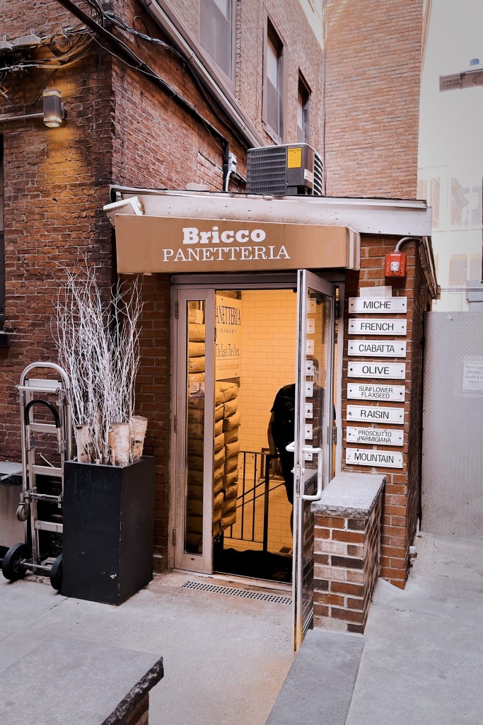 隱藏在波士頓小義大利North End的小巷子裡，一般人不留神就會錯過的Bricco Panetteria隱藏版美食麵包店！如果有機會到波士頓的North End別錯過，只有老饕跟麵包愛好者知道的這家小店！
