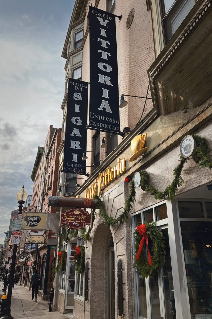 Caffè Vittoria是波士頓小義大利(North End)的咖啡廳,座落在網路推薦的Mike’s Pastry旁邊的咖啡店。如果來波士頓旅遊自由行,相當推薦可以到裡面享用一塊義式提拉米蘇。