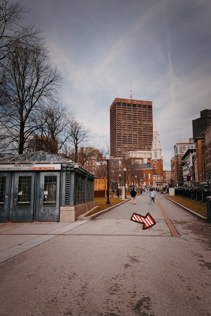 到波士頓旅遊如果只有一天的時間,徒步參訪Boston的自由之路(Freedom Trail)絕對是最佳首選!
透過自由之路,就可以把波士頓著名的16個必訪景點都走過一次,深入了解波士頓的歷史故事、文化與重要的建築物。