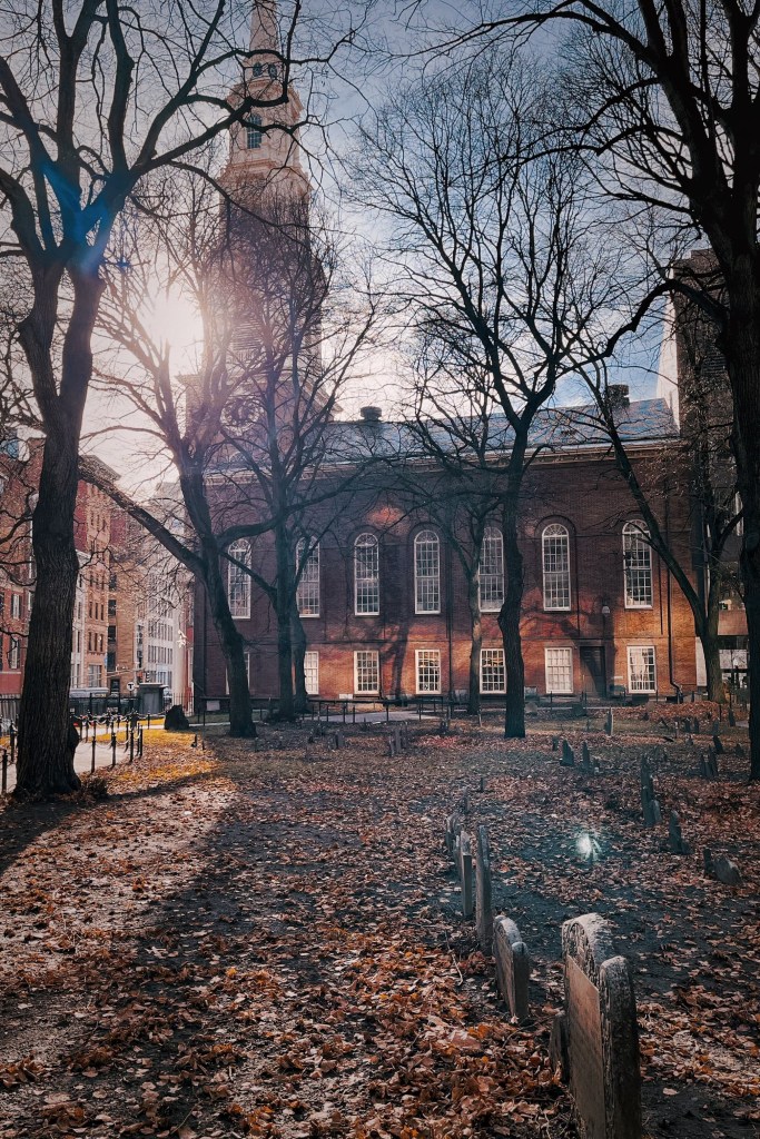 到波士頓旅遊如果只有一天的時間,徒步參訪Boston的自由之路(Freedom Trail)絕對是最佳首選!
透過自由之路,就可以把波士頓著名的16個必訪景點都走過一次,深入了解波士頓的歷史故事、文化與重要的建築物。