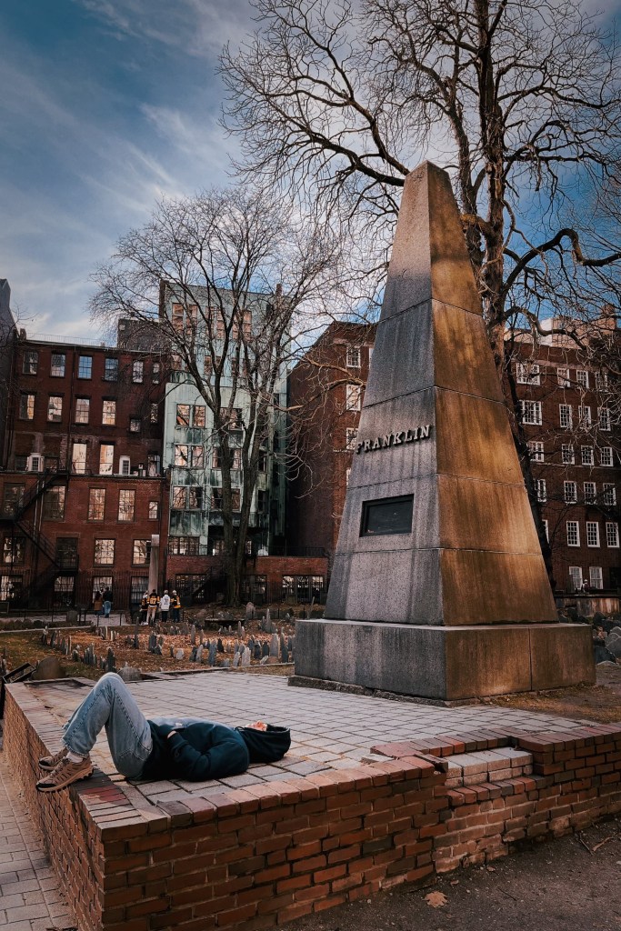 到波士頓旅遊如果只有一天的時間,徒步參訪Boston的自由之路(Freedom Trail)絕對是最佳首選!
透過自由之路,就可以把波士頓著名的16個必訪景點都走過一次,深入了解波士頓的歷史故事、文化與重要的建築物。