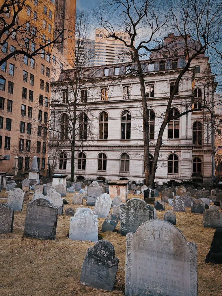 到波士頓旅遊如果只有一天的時間,徒步參訪Boston的自由之路(Freedom Trail)絕對是最佳首選!
透過自由之路,就可以把波士頓著名的16個必訪景點都走過一次,深入了解波士頓的歷史故事、文化與重要的建築物。