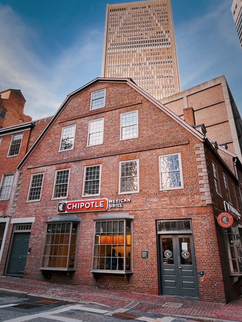 到波士頓旅遊如果只有一天的時間,徒步參訪Boston的自由之路(Freedom Trail)絕對是最佳首選!
老街角書店 (Old Corner Bookstore)這個自由之路的景點,簡單來說就是波士頓久遠的年代的書店,現在是CHOPOTLE墨西哥餐廳的店址。事實上這次拍照發現掛了這麼醒目的招牌有點意外,印象中以前唸書的時候還沒有這麼明顯的商業招牌。