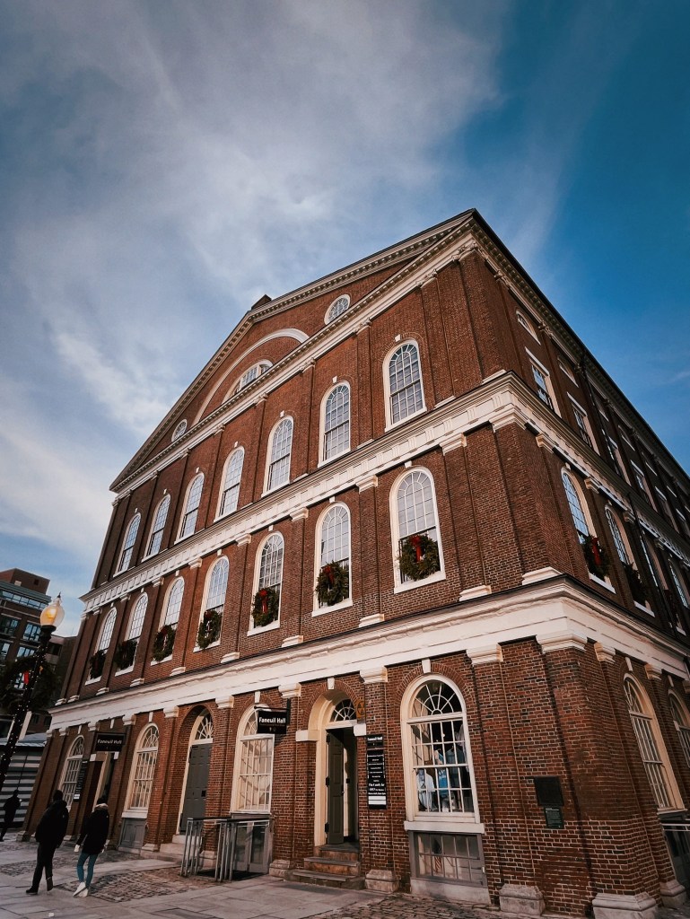 到波士頓旅遊如果只有一天的時間,徒步參訪Boston的自由之路(Freedom Trail)絕對是最佳首選!
透過自由之路,就可以把波士頓著名的16個必訪景點都走過一次,深入了解波士頓的歷史故事、文化與重要的建築物。昆西市場!