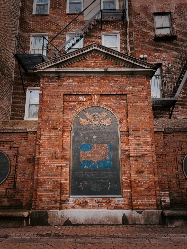 波士頓旅遊如果只有一天的時間,徒步參訪Boston的自由之路(Freedom Trail)絕對是最佳首選!
透過自由之路,就可以把波士頓著名的16個必訪景點都走過一次,深入了解波士頓的歷史故事、文化與重要的建築物。Old North Church老北教堂