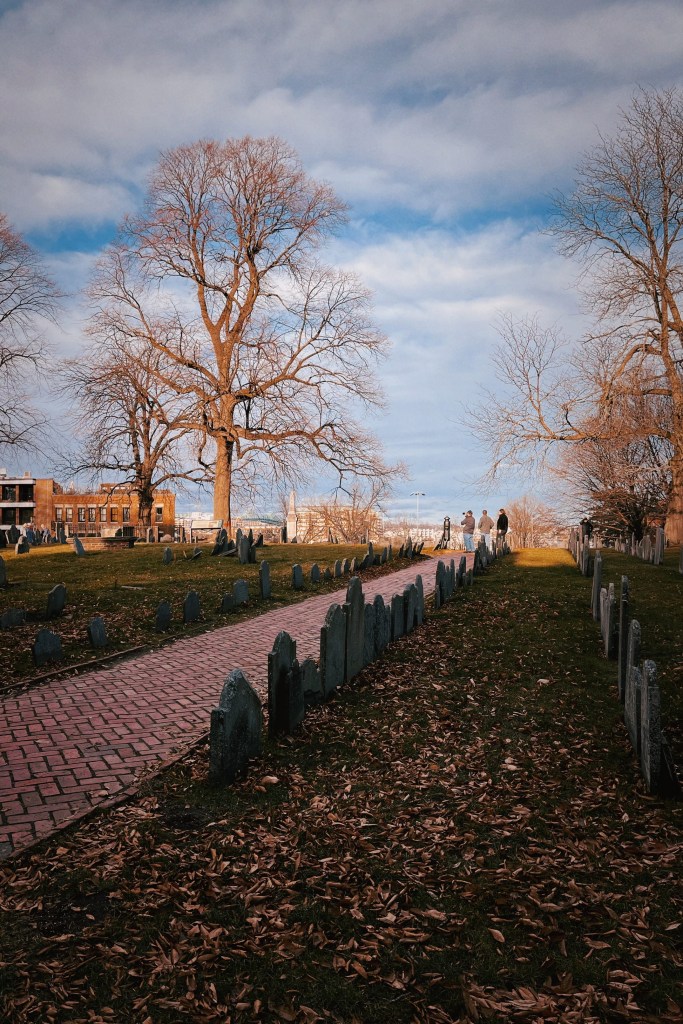 波士頓旅遊如果只有一天的時間,徒步參訪Boston的自由之路(Freedom Trail)絕對是最佳首選!
考普山墓地 (Copp's Hill Burying Ground)建於1660年,是波士頓第二古老的墓地。這個墓地有名是因為當初獨立運動的名人薩繆爾·亞當斯(Samuel Adams)、約翰·漢考克 (John Hancock)都埋葬於此處,所以也被選為自由之路的景點之一。