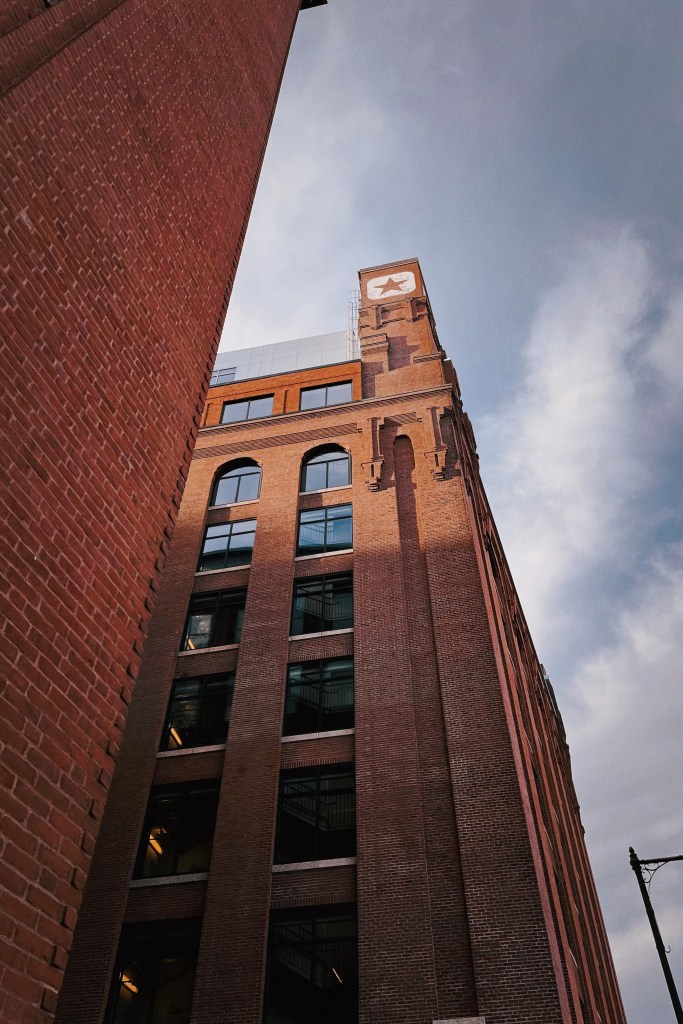 離開考普山墓地 (Copp's Hill Burying Ground)繼續自由之路時,會需要跨越North Washington Street Bridge到對岸的景點,途中會經過Converse在波士頓的總公司,建築物上印有Converse的標誌相當可愛。