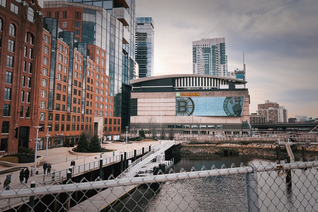 走在波士頓自由之路時,經過North Washington Street Bridge也會看到波士頓塞爾提克隊的籃球主場 TD Garden,請把握機會跟波士頓塞爾提克的主場來張合照,這裡的角度比在現場更完整!