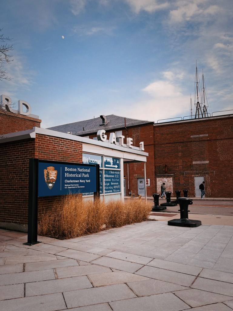 波士頓旅遊如果只有一天的時間,徒步參訪Boston的自由之路(Freedom Trail)絕對是最佳首選!
透過自由之路,就可以把波士頓著名的16個必訪景點都走過一次,深入了解波士頓的歷史故事、文化與重要的建築物。Old North Church老北教堂