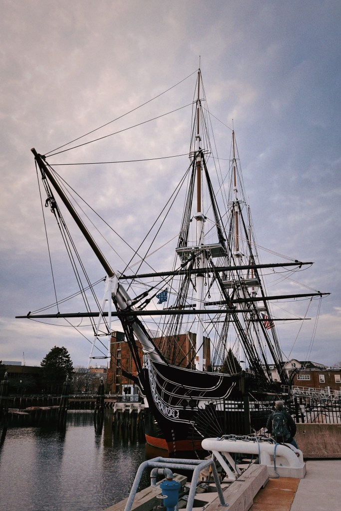 波士頓旅遊如果只有一天的時間,徒步參訪Boston的自由之路(Freedom Trail)絕對是最佳首選!
透過自由之路,就可以把波士頓著名的16個必訪景點都走過一次,深入了解波士頓的歷史故事、文化與重要的建築物。Old North Church老北教堂