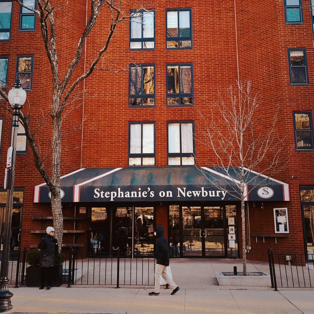 波士頓熱門景點推薦!Prudential Center ➜ Newbury Street 逛街 ➜ 波士頓公共圖書館 ➜波士頓公園、波士頓公共花園 ➜ 波士頓美術館 ➜ 芬威球場 本文根據經驗整理了『波士頓三天兩夜行程』,設計包含必去的:經典波士頓旅遊景點+美食推薦+路線規劃懶人包,希望對來波士頓旅遊的正在規劃行程的你有所幫助。