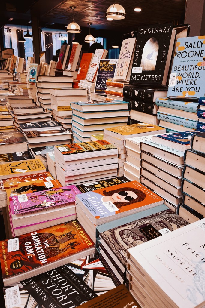 Trident Booksellers & Cafe是在波士頓Newbury Street上的一家結合書店的複合式餐廳,在享用早在享用早午餐的同時同時被書香環繞,是非常有趣的體驗。
Trident Booksellers & Cafe價位相對平價,All Day Breakfast價位大約是$10-14元。他們家的班尼狄克跟法式吐司都不錯,咖啡表現普通。疫情期間曾關過一段時間,所幸2022年又重新開幕。很適合來Newbury Street逛街的人當作早午餐的好地點。