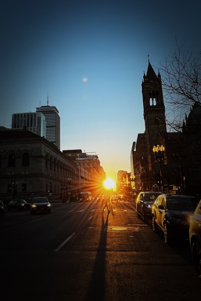 大城市中主要的街道是成整齊的東西走向,就可以產生太陽與街道完全對齊的情況,也就成為懸日!所以除了最著名的曼哈頓懸日外,其他著名的懸日景點有:波士頓懸日、多倫多懸日、芝加哥懸日、費城懸日,台灣高雄的青年路也有懸日。
懸日發生的時間通常在冬至及夏至前後的日期,拍攝的時間通常攝影師們會抓太陽快下山的日落時分,這樣整個太陽會剛好切齊街道的水平線,光暈會十分絢爛。