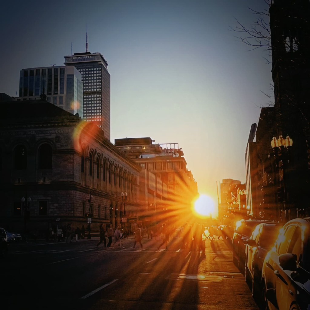 大城市中主要的街道是成整齊的東西走向,就可以產生太陽與街道完全對齊的情況,也就成為懸日!所以除了最著名的曼哈頓懸日外,其他著名的懸日景點有:波士頓懸日、多倫多懸日、芝加哥懸日、費城懸日,台灣高雄的青年路也有懸日。
懸日發生的時間通常在冬至及夏至前後的日期,拍攝的時間通常攝影師們會抓太陽快下山的日落時分,這樣整個太陽會剛好切齊街道的水平線,光暈會十分絢爛。