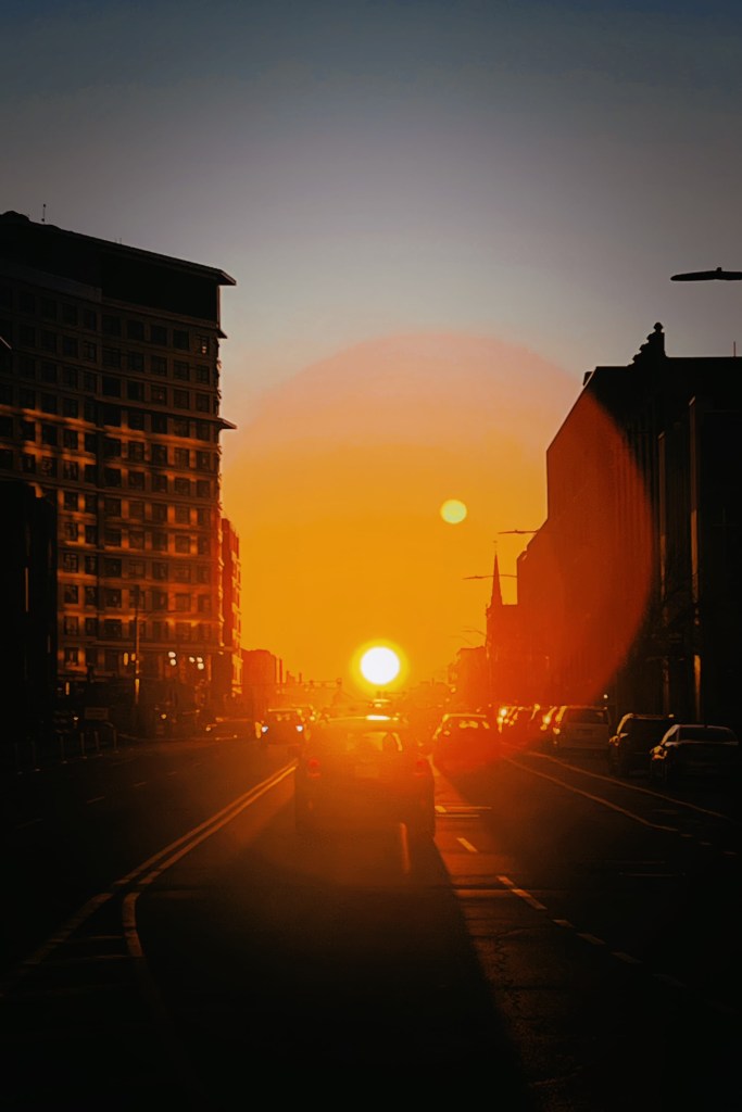 大城市中主要的街道是成整齊的東西走向,就可以產生太陽與街道完全對齊的情況,也就成為懸日!所以除了最著名的曼哈頓懸日外,其他著名的懸日景點有:波士頓懸日、多倫多懸日、芝加哥懸日、費城懸日,台灣高雄的青年路也有懸日。
懸日發生的時間通常在冬至及夏至前後的日期,拍攝的時間通常攝影師們會抓太陽快下山的日落時分,這樣整個太陽會剛好切齊街道的水平線,光暈會十分絢爛。