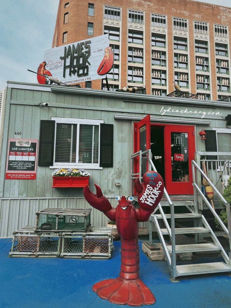 James Hook & Co.的龍蝦卷以大量鮮嫩的龍蝦肉填充,搭配簡單的麵包,展現出龍蝦的美味和口感。此外該店在爆紅後,除了本來的室內區域,他們拓寬了本來荒蕪的室外用餐區,配上貨櫃屋的店面,拍照上也相當出片