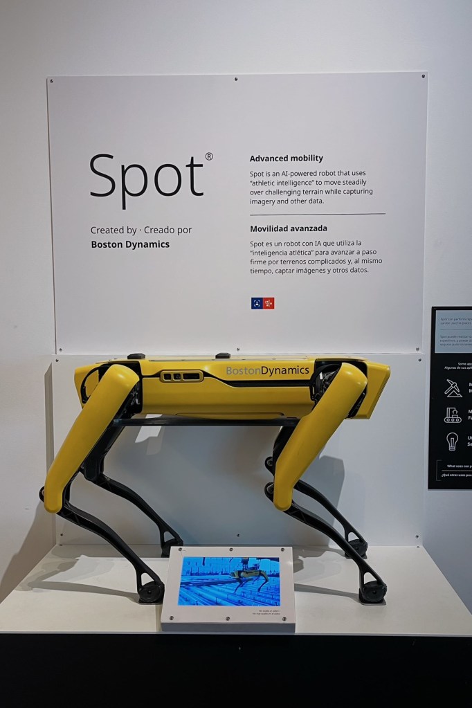 以上五個 波士頓科學博物館 (Museum of Science, Boston) 的景點是大家打卡必不會錯過的景點!但是我2024年去的時候,我自己在1樓 Engineering Design Workshop 教小孩寫Coding的地方 (不會寫Code的大人也超適合),跟Boston Dynamics 展示波士頓機械狗 'Spot' Robot 的地方就個別停留了超過半小時,算是我個人的最喜歡。