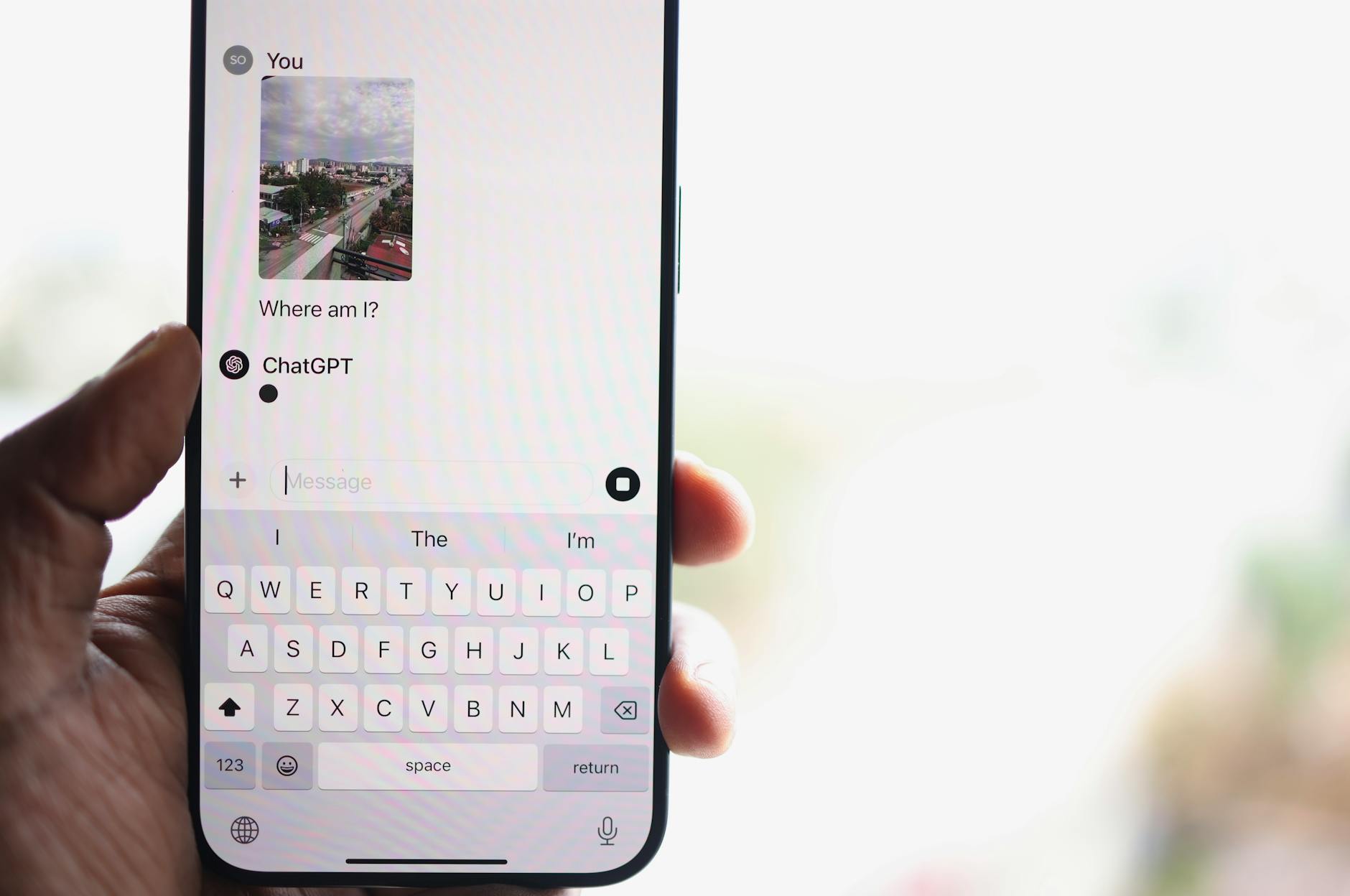 越來越多 UX 團隊導入 AI UX 研究工具(如 Maze、Lyssna、UXtweak、Useberry、Dovetail AI 等)來進行使用者測試、無主持訪談、自動摘要回饋等研究任務。
這些使用者經驗訪談工具可以大幅降低研究負擔,但也帶來一個設計挑戰:受試者知道自己不是在和人互動時,會不會因此不夠認真、敷衍回答,甚至說出「他覺得 AI 想聽的話」?